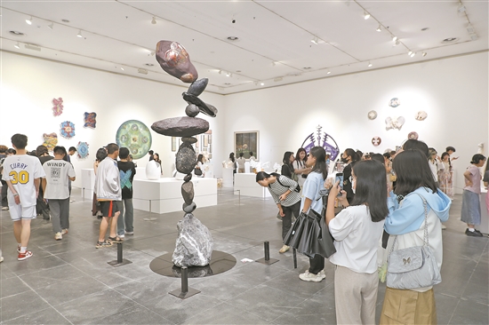 Kaiyun中国：2024广美毕业展观察②：当工艺美术遇见大数据大模型谁更“无可替代”？(图3)