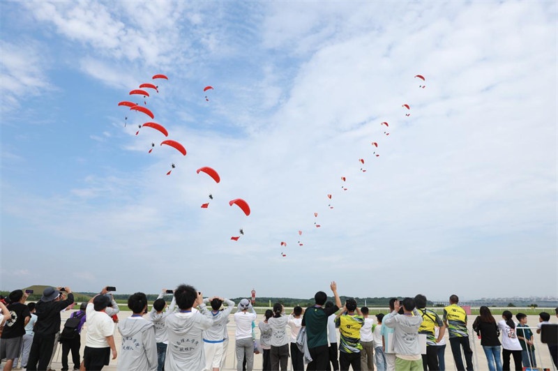 开云网站：2024年全国航空模型公开赛（江西共青城站）举行(图2)