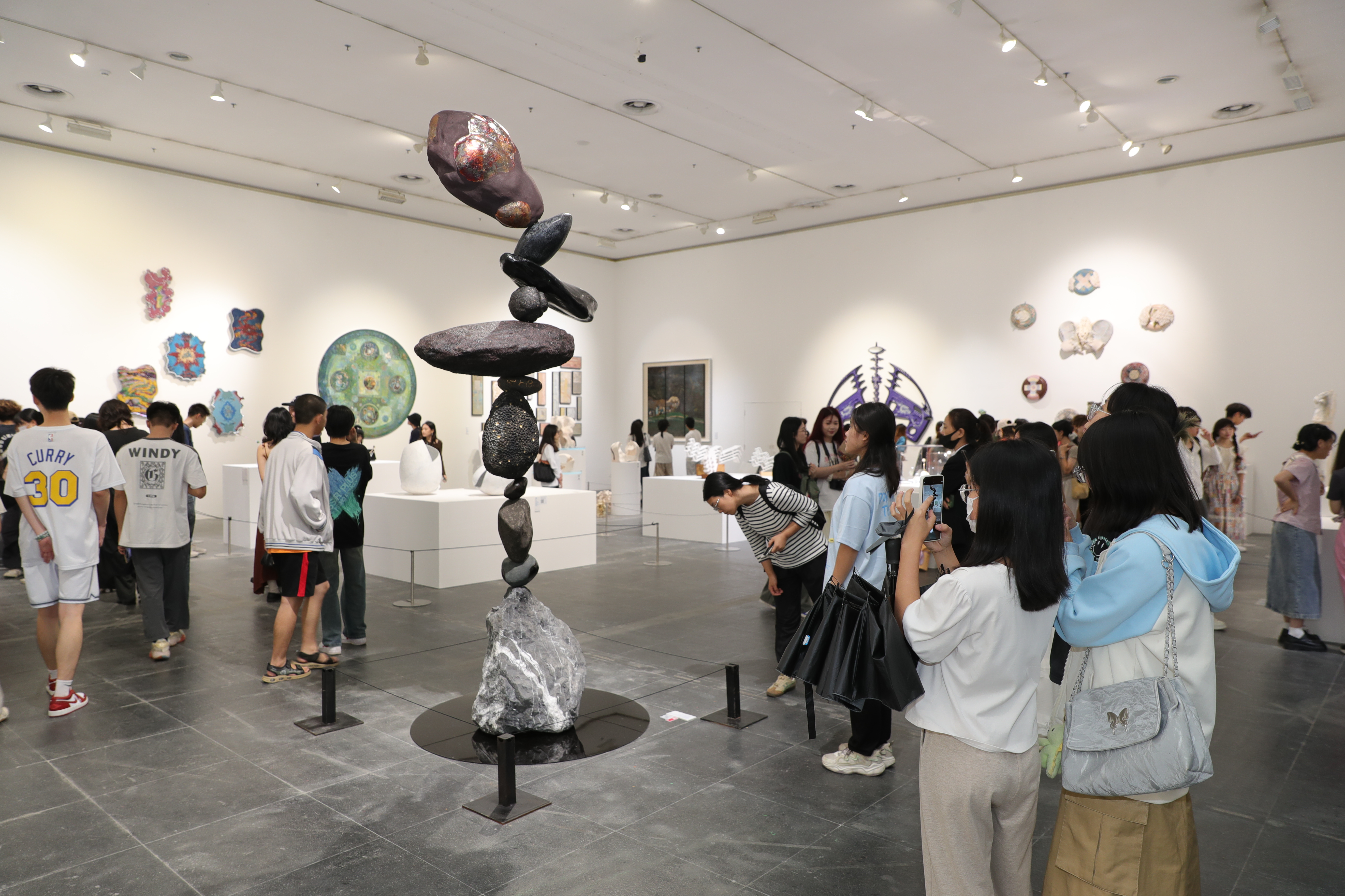 Kaiyun中国：当工艺美术遇见大数据大模型谁更“无可替代”？2024广美毕业展观察②