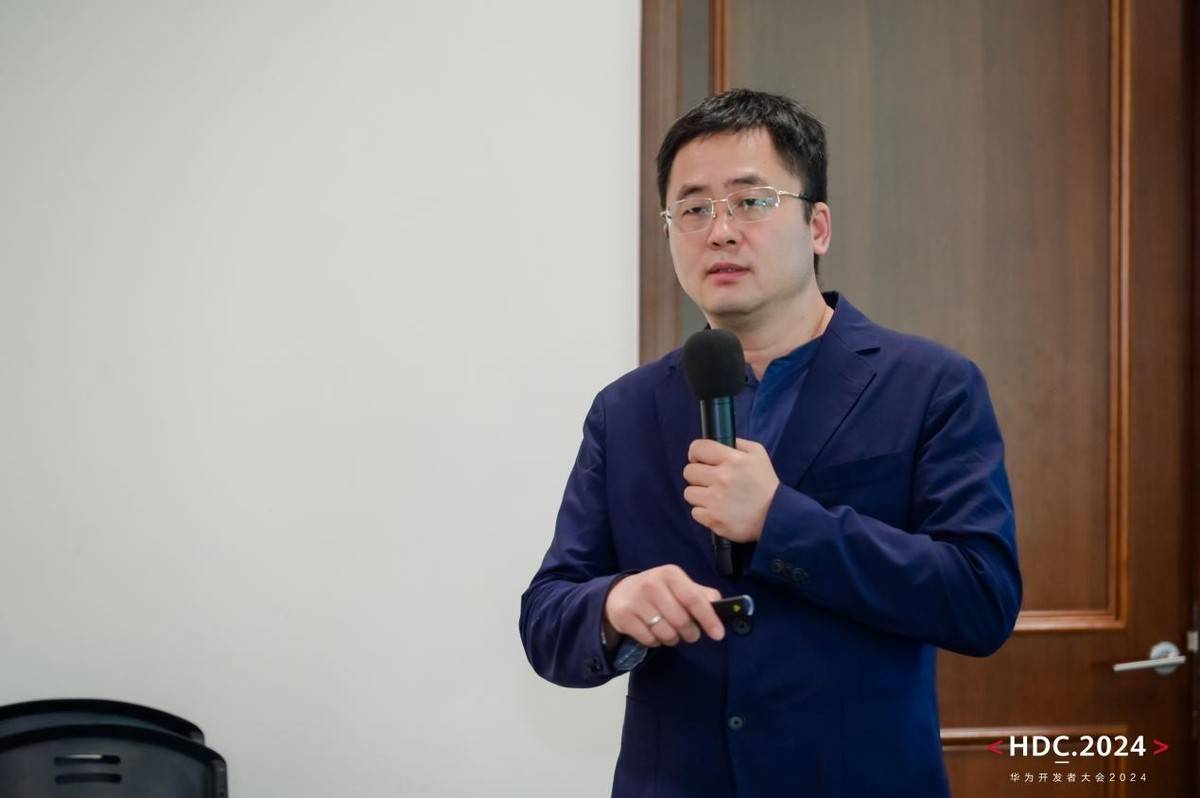 开云网站：HDC2024主题圆桌成功举行聚焦“AI大模型”共探城市产业发展智能跃迁(图3)