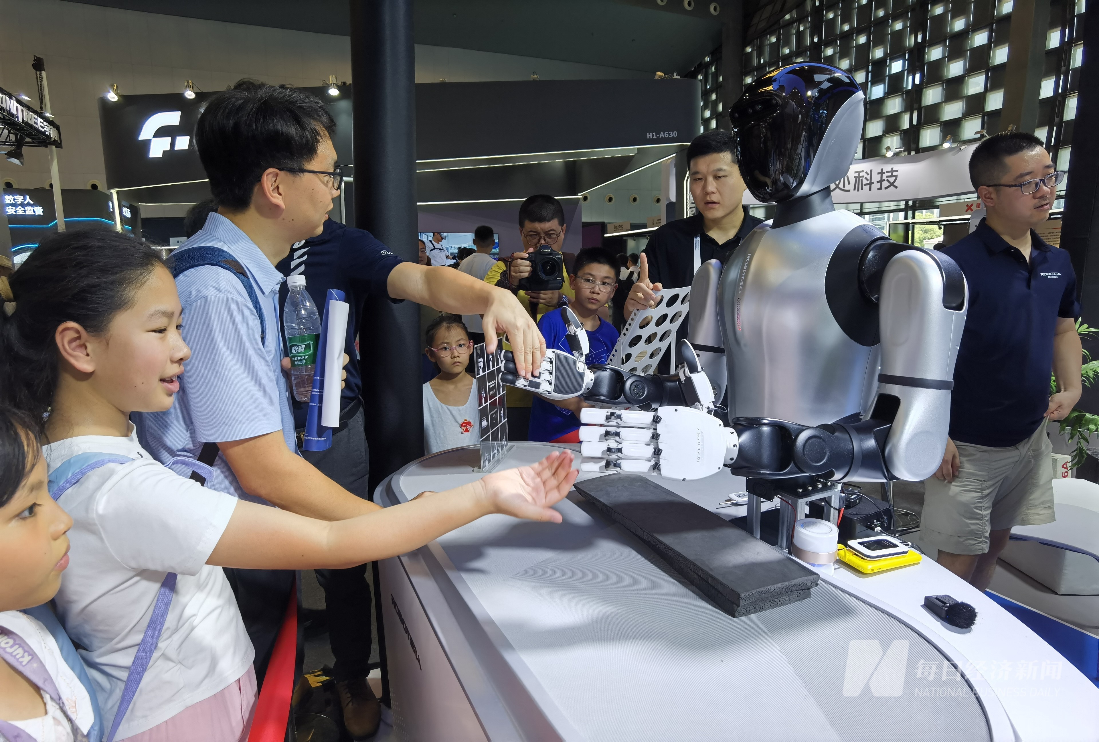 开云网站：探馆WAIC2024丨八大“镇馆之宝”是哪些？人形机器人发展到哪一步了？(图6)