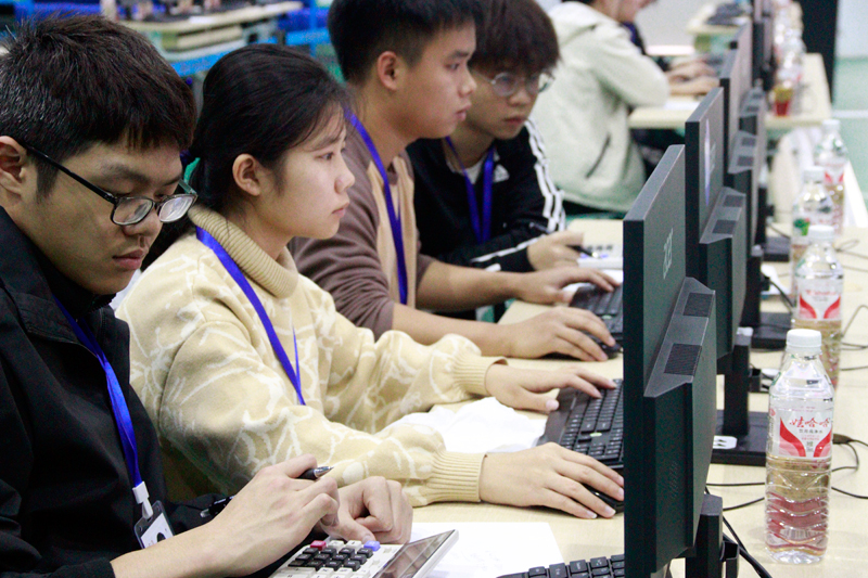 开云网站：2024年广西职业院校技能大赛高职组《企业管理模拟沙盘》赛项在广西工商职业技术学院开赛(图2)