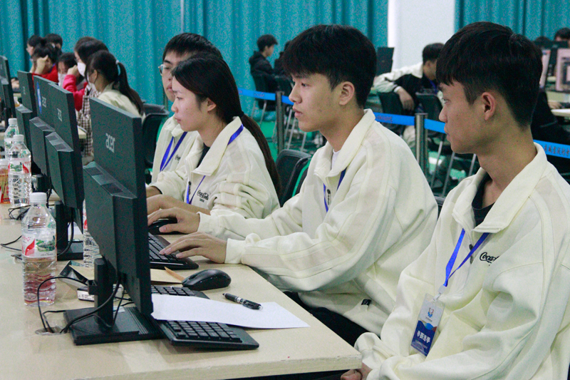 开云网站：2024年广西职业院校技能大赛高职组《企业管理模拟沙盘》赛项在广西工商职业技术学院开赛(图3)