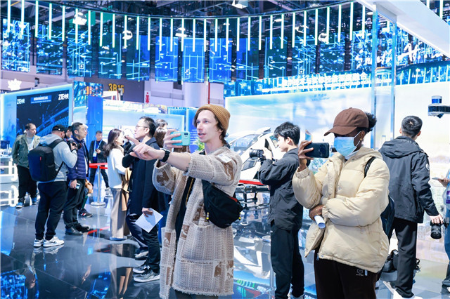 Kaiyun中国：大模型与机器人齐聚尖端黑科技集结2024数贸会人工智能展区提前“入场”！(图2)