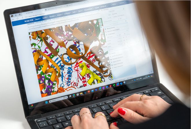 开云网站：从预测风暴到设计分子微软的AI基础模型如何加速科学发现(图2)