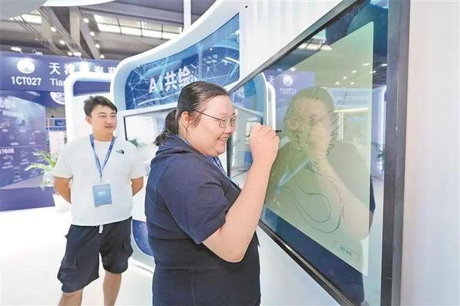 开云网站：大排长队！居然是为了和TA合影