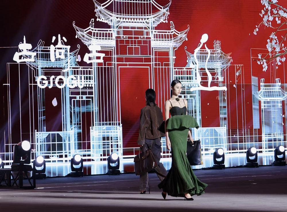 开云网站：演绎湾区时尚“向新力”2024广州时尚周在广州海珠开幕(图4)