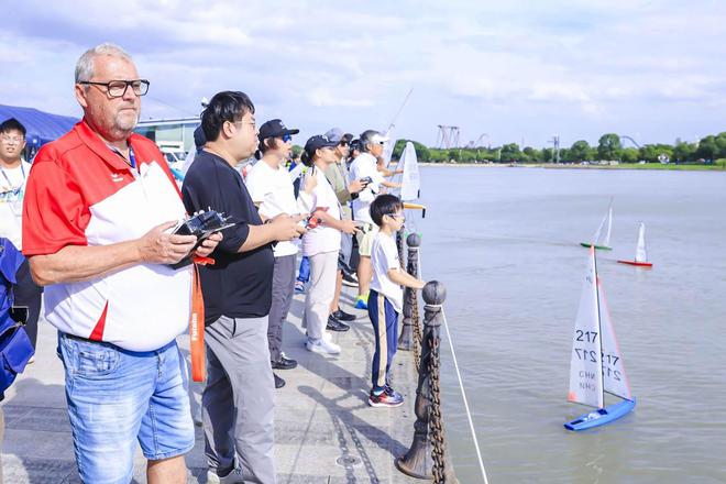 Kaiyun中国：2024上海航海模型国际邀请赛在松江区月湖雕塑公园顺利完赛(图2)