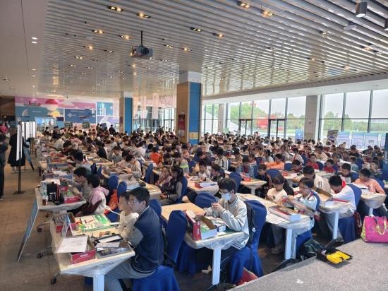 开云网站：小模型大乾坤上海近千名学生参加青少年模型设计制作大赛(图2)