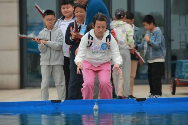 开云网站：共筑青少年科技梦想上海市青少年模型设计制作竞赛举行(图2)