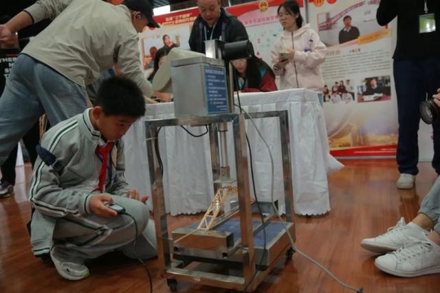 开云网站：共筑青少年科技梦想上海市青少年模型设计制作竞赛举行(图3)