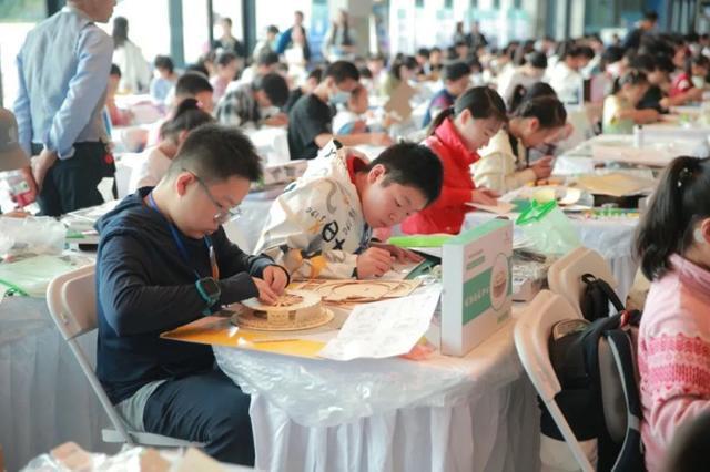 开云网站：共筑青少年科技梦想上海市青少年模型设计制作竞赛举行(图5)
