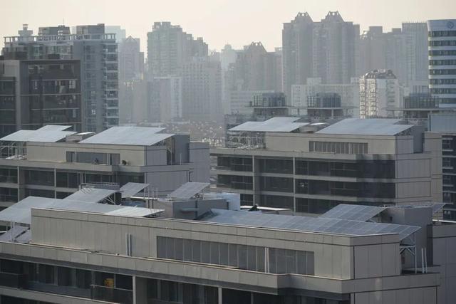 开云网站：上海小区试点光伏遭80%反对安全与美观成争议焦点(图2)