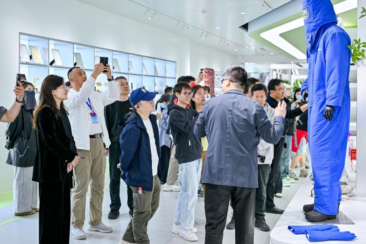 开云网站：万千气象看山东丨网络名人走进临沂：触摸“商贸名城、物流之都”的新质生产力(图2)