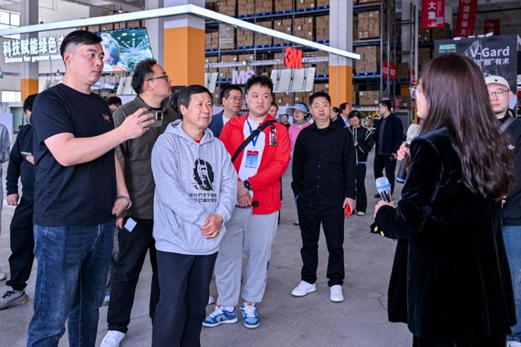 开云网站：万千气象看山东丨网络名人走进临沂：触摸“商贸名城、物流之都”的新质生产力(图3)