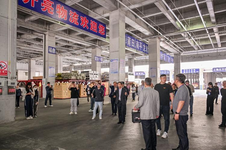 开云网站：万千气象看山东丨网络名人走进临沂：触摸“商贸名城、物流之都”的新质生产力(图4)