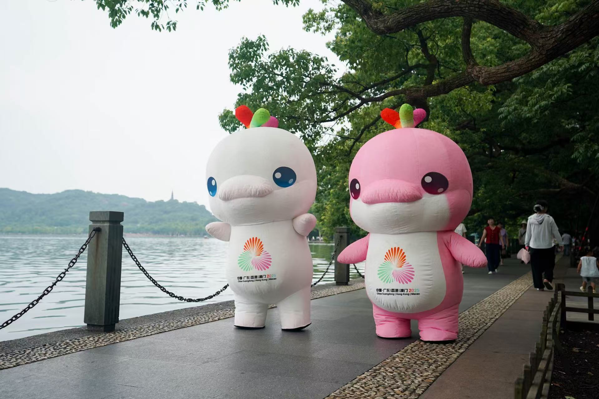 开云网站：穗杭携手全运同行——“十五运”吉祥物探访亚运之城(图1)