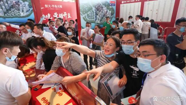 Kaiyun中国：北京一楼盘一天卖了8套房新政首日售楼处人声鼎沸(图2)