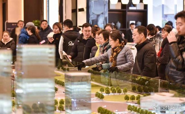 Kaiyun中国：北京一楼盘一天卖了8套房新政首日售楼处人声鼎沸(图6)