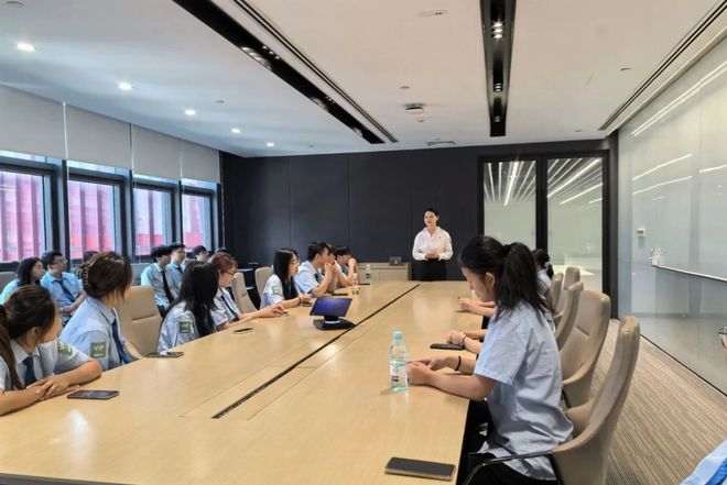 开云网站：2025下半年就业新风口：北京八维教育集团助力学子抢占黄金赛道(图3)
