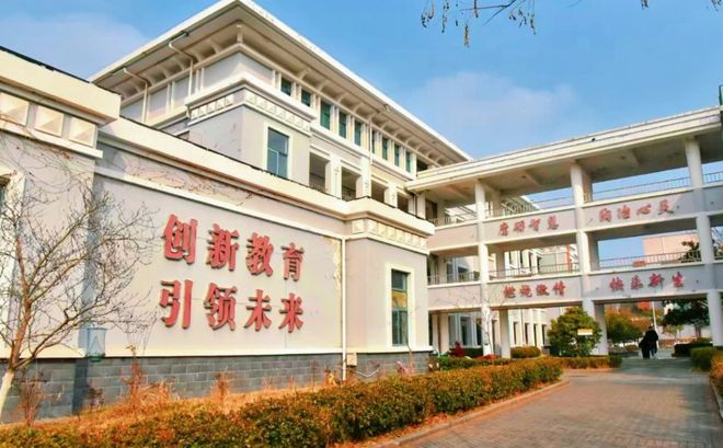 开云网站：2025下半年就业新风口：北京八维教育集团助力学子抢占黄金赛道(图2)