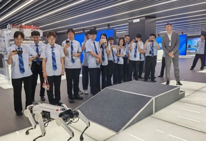 开云网站：2025下半年就业新风口：北京八维教育集团助力学子抢占黄金赛道