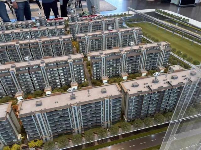 开云网站：国庆北京售楼处表现分化热门项目“人挤人”节前太阳宫地块遭339轮疯抢｜华夏双节观察