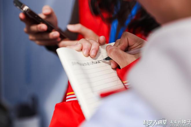 开云网站：仿生四足机器人、飞行模拟器……好酷的课前预热！35支成都科技团队亮出家底绝活(图4)