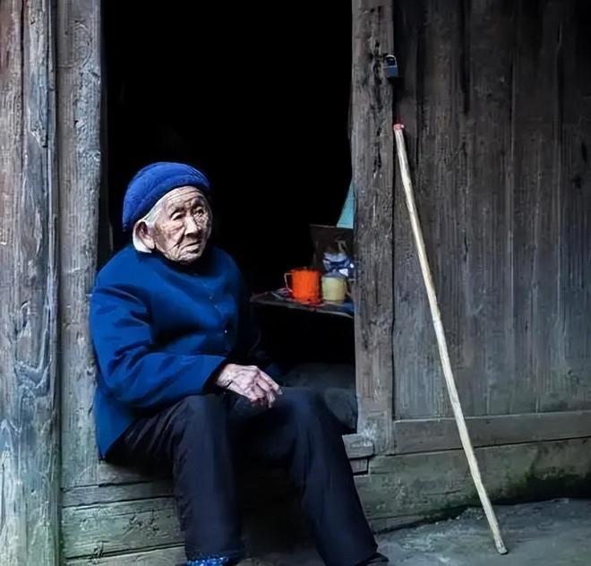 Kaiyun中国：复旦教授数理模型预测中国将迎来前所未有的死亡高峰2024死亡数首破千万(图2)