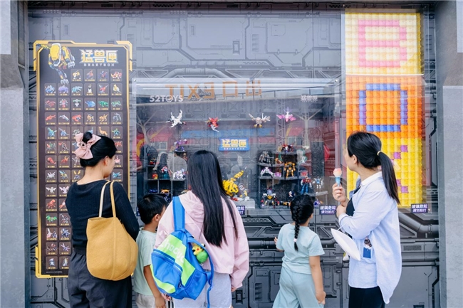 开云网站：52TOYS猛兽匣首个大型线下快闪落地北京欢乐谷机甲装置引打卡热潮(图2)