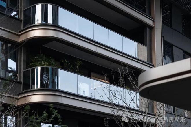 开云网站：爆搜好房！武汉香港置地元庐售楼处发布：引领购房热潮！(图2)