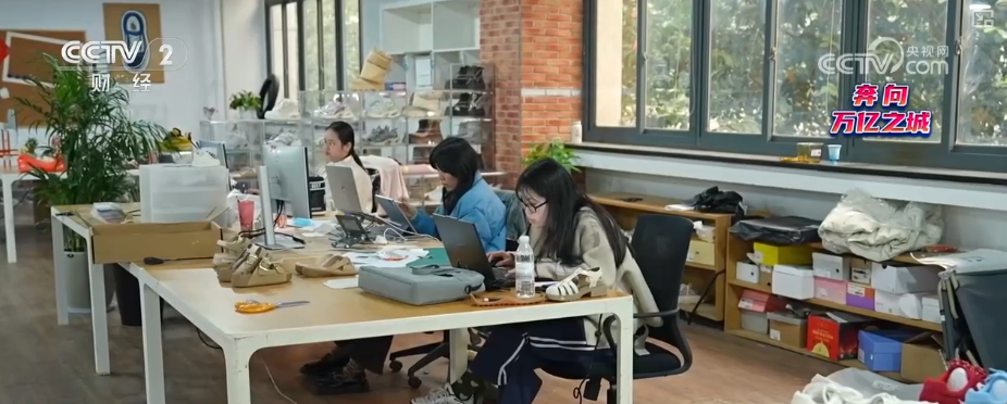 开云网站：从“制造”到“智造”传统产业焕新“加速跑”新产业激活增长新动能奔向万亿之城(图9)