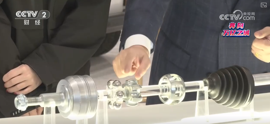 开云网站：从“制造”到“智造”传统产业焕新“加速跑”新产业激活增长新动能奔向万亿之城(图22)