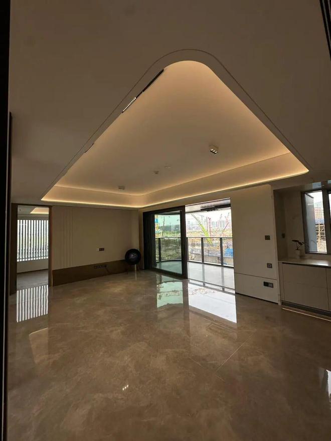 开云网站：⚡聚焦｜自贸湾啟紫荆府售楼处发布：品质定义人居新高度(图4)