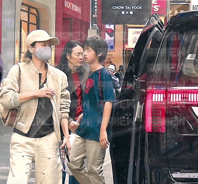 开云网站：61岁蔡一智陪儿子逛街13岁儿子身高猛长父子俩有说有笑感情好(图3)