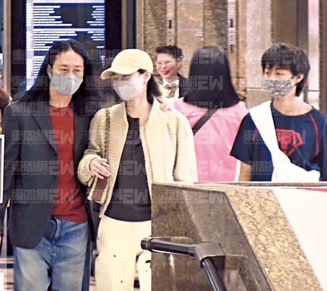 开云网站：61岁蔡一智陪儿子逛街13岁儿子身高猛长父子俩有说有笑感情好(图2)